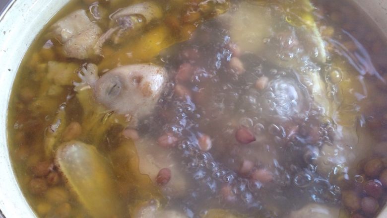 竹荪鸡汤,煮鸡汤,熬到鸡肉熟了,下鸡杂。