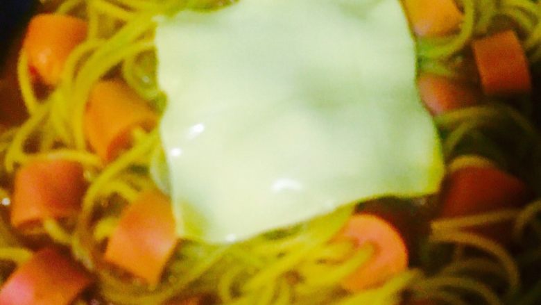 烤肠咖喱芝士意面,放入煮好的意面和胡萝卜,再多放一片<a style='color:red;display:inline-block;' href='/shicai/ 935'>芝士</a>。