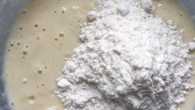 白菜豆腐饼,加入适量盐和面粉搅拌