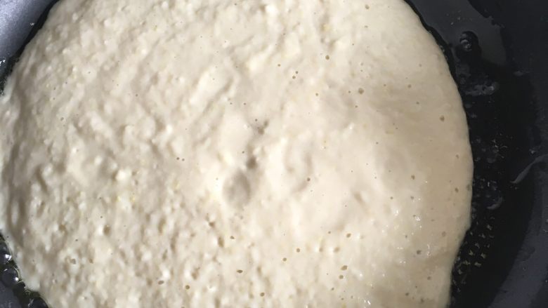 白菜豆腐饼,放入搅拌后的糊糊摊开