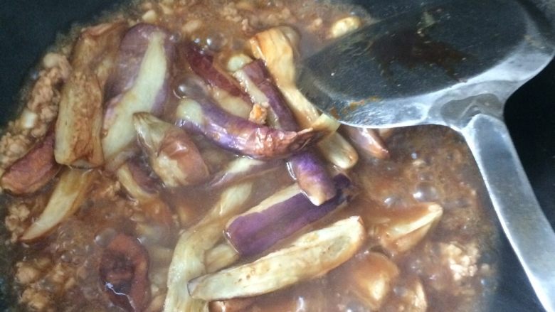 红烧茄子,把料调好了,倒入茄子,煮两三分钟,收汁