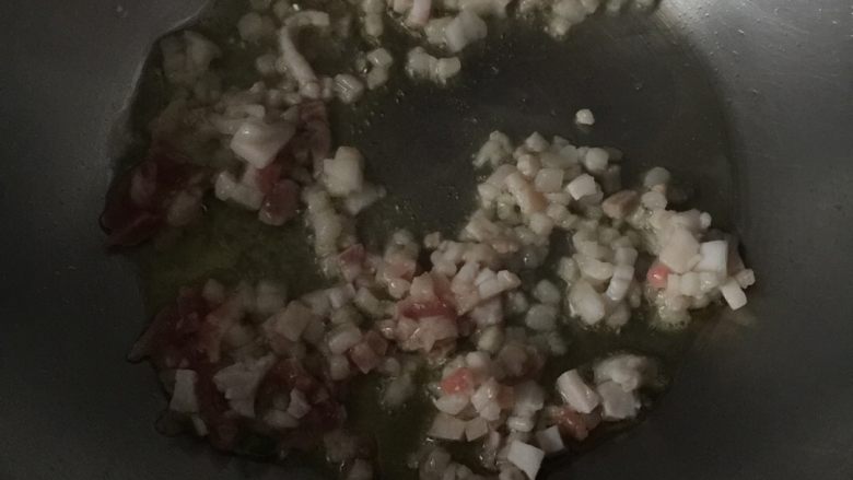 清蒸南瓜,冷锅冷油用小火炒五花肉丁,
