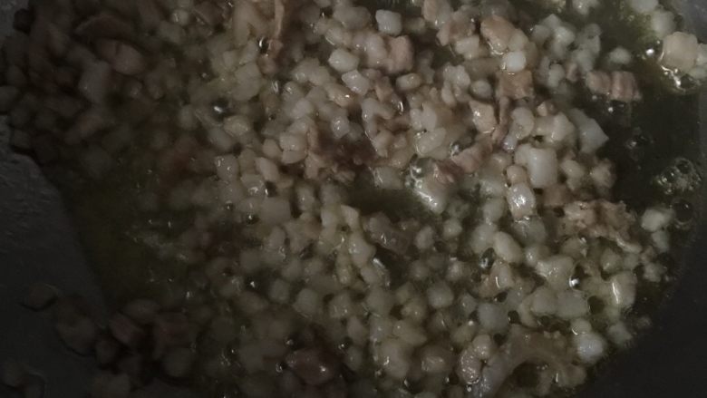 清蒸南瓜,至五花肉丁出油,成金黃