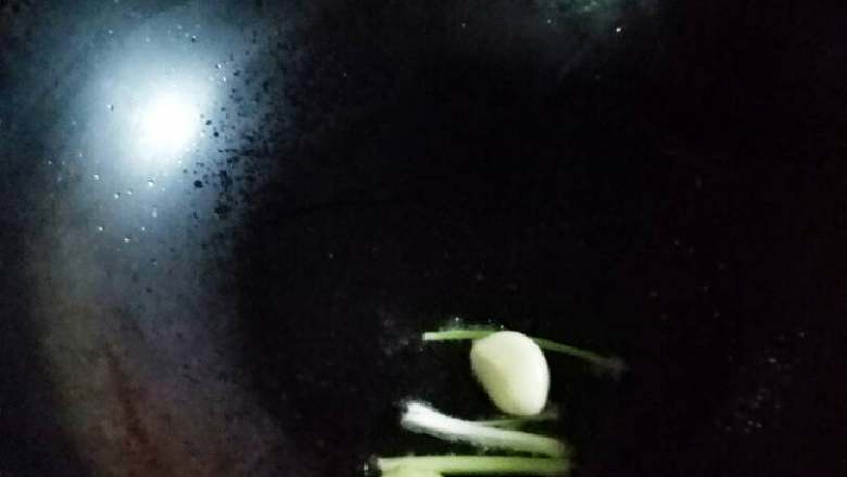 素茭白毛豆胡萝卜丁,热锅凉油,放葱姜蒜炸香,依次放入毛豆胡萝卜茭白丁翻炒,之后放适量盐。翻炒。注意油不要太少,情况不对,立刻放水或者倒点油,糊了或者粘锅很不好的。