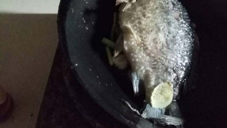 红烧鲫鱼,热锅热油,油冒烟,放入控干水的鱼,大火,两面煎黄。然后小火。