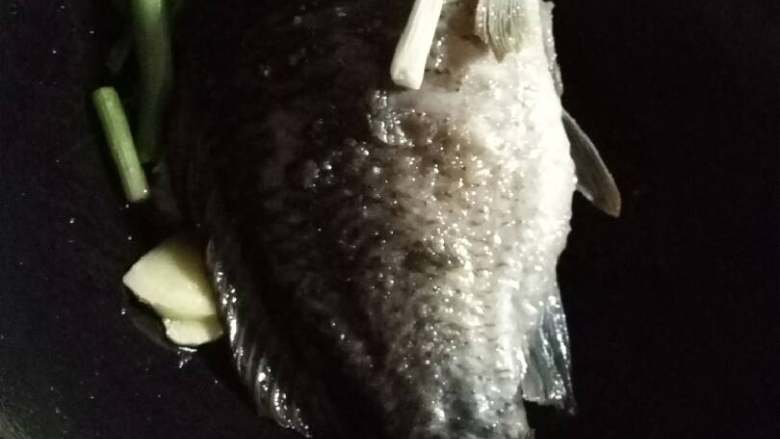 红烧鲫鱼,鱼两面煎好,锅稍微倾斜,倒入适量油,放入葱姜蒜,香味出来以后。开大火。迅速倒入适量老酒,这时就会闻到香味。接着倒入适量生抽,少量老抽。香味更浓了。