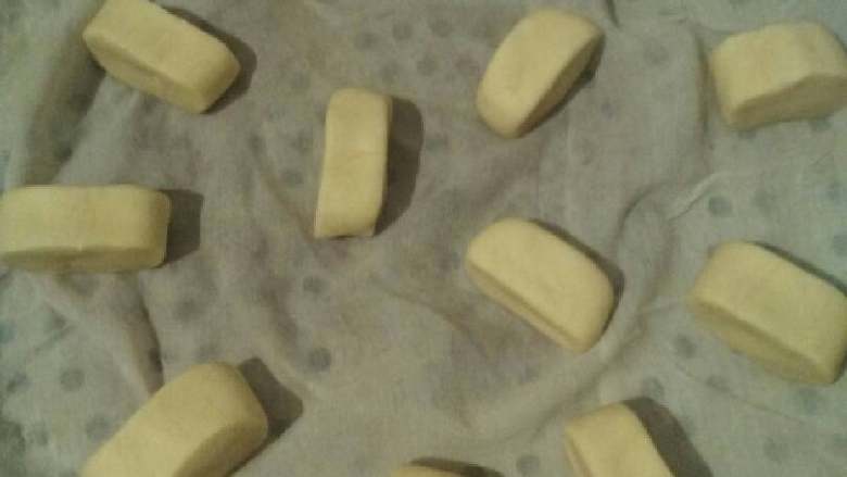 刀切馒头,揉搓成一长条用刀切段,放蒸架上(适当距离),再饧十分钟左右