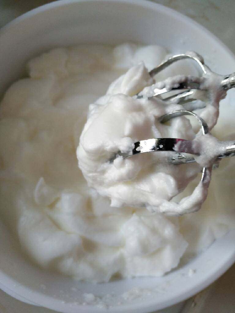 自制蛋糕,鸡蛋清分离好的不要有水和蛋黄,搅拌机打到干性发泡,期间分三次加三勺白糖