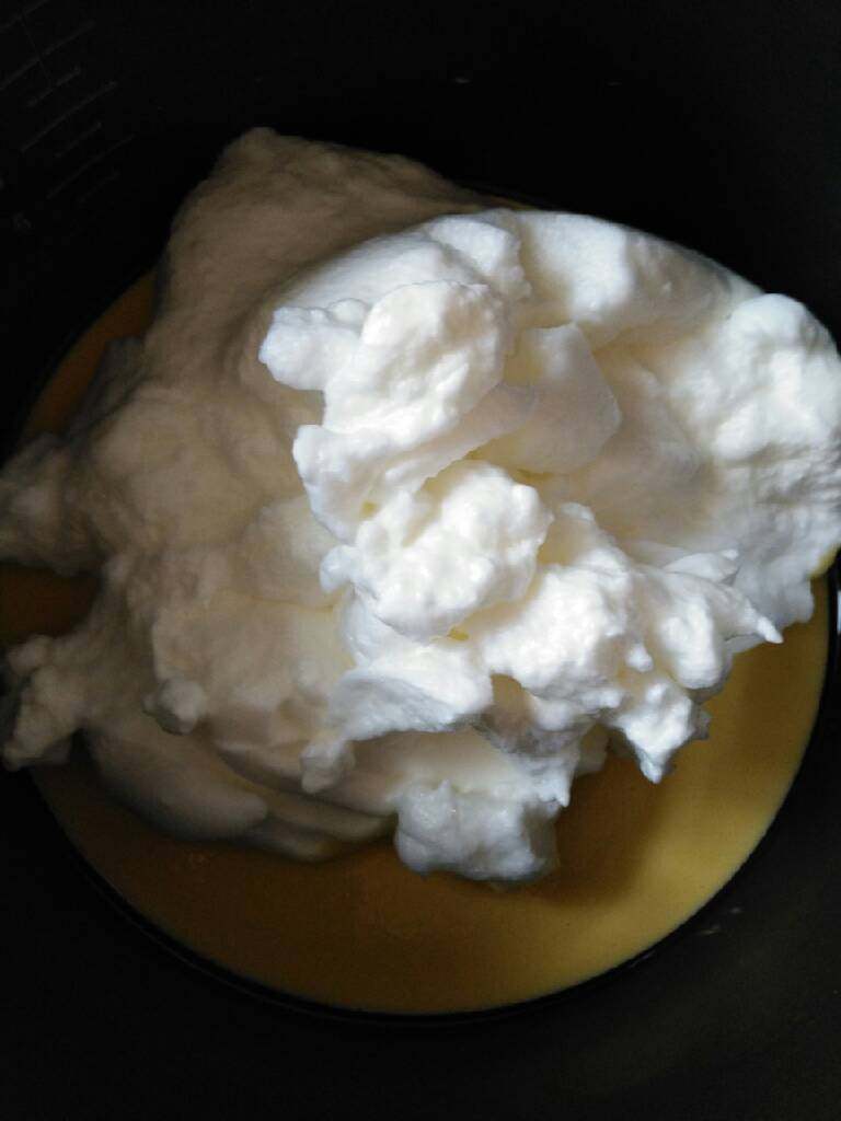 自制蛋糕,打好的蛋清越干越好,分几次加到蛋黄里,用铲子上下拌,不要打圈