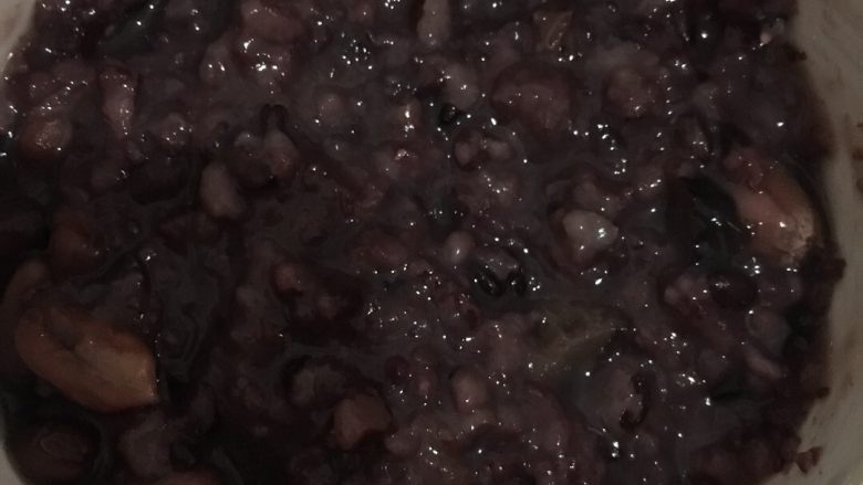补血粥(懒人版),成品是这样的,光线不太好拍的有点暗,可以根据个人口味加入适量的糖或别的什么,我个人喜欢什么都不放