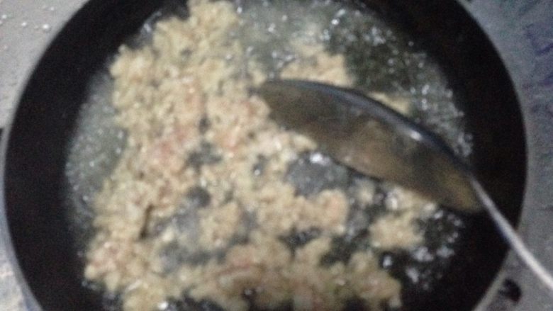 简易杂酱,倒油,淹过肉沫得油,炒肉沫。