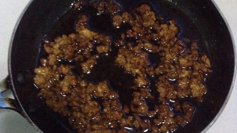 简易杂酱,混合均匀,颜色上好,关火,把没散开的肉弄散。