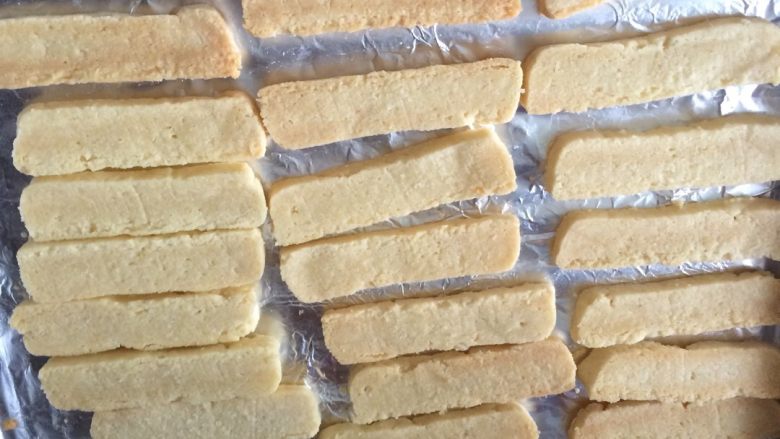 椰蓉饼干,放入烤箱，210度10分钟