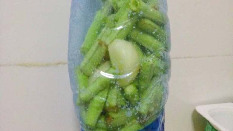 一个空瓶子做出来的美味#酸豆角#,摇晃几下,让盐充分接触豆角,可以把瓶子放点气出来,拧紧瓶盖,过程有点久,会胀气,打开瓶盖会有爆炸声。
