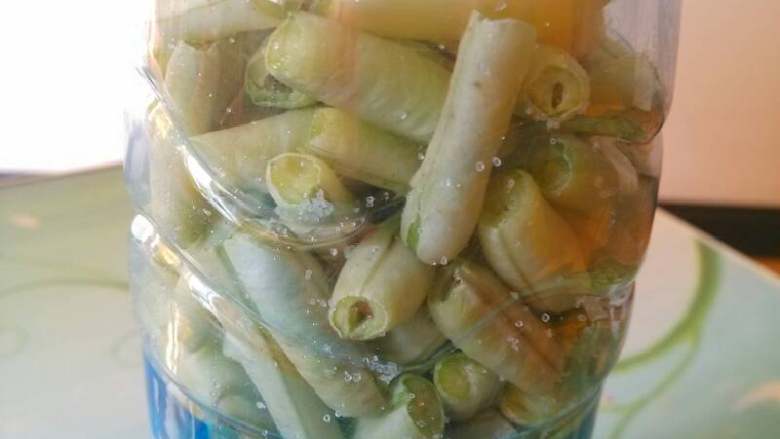 一个空瓶子做出来的美味#酸豆角#,每天摇一下瓶子,防止盐沉淀,上面的豆角腌不到,至少一个星期才能吃,但还是腌久点才够酸哦,我的2星期刚好。腌制全程都要密封好哦。