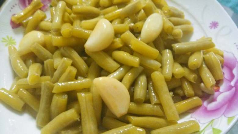 一个空瓶子做出来的美味#酸豆角#,从瓶子里倒出来,腌制ok了。