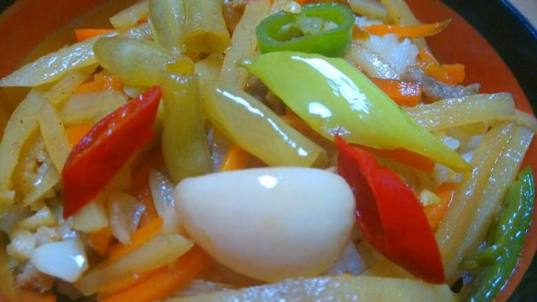 一个空瓶子做出来的美味#酸豆角#,拌饭吃好开胃,大蒜脆爽,豆角酸脆,真是太美味了。