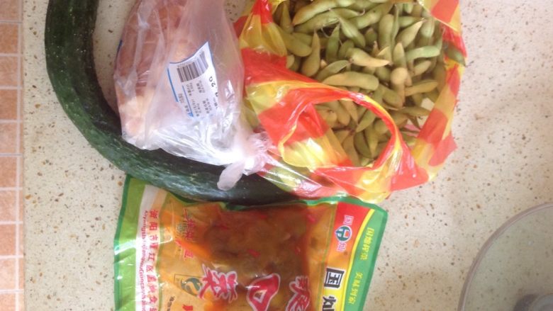 鸡肉炒豆,这是所有的主料,照个全景
