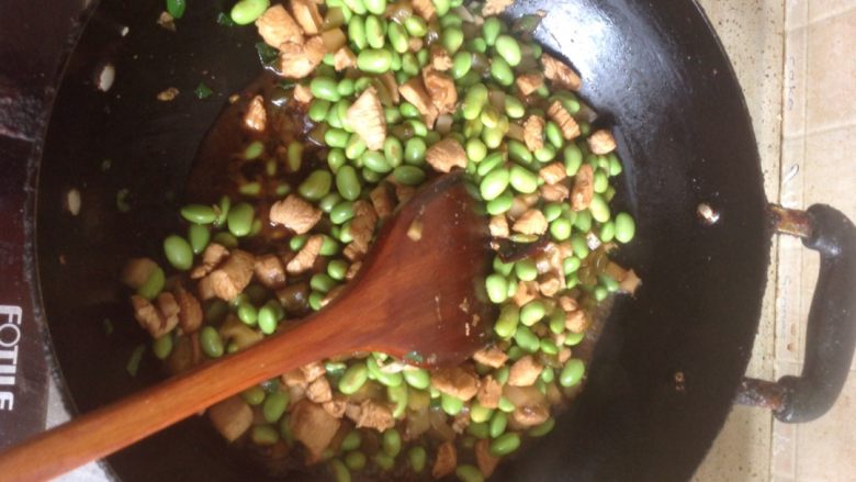 鸡肉炒豆,东西都在锅里炖会,收收汁
