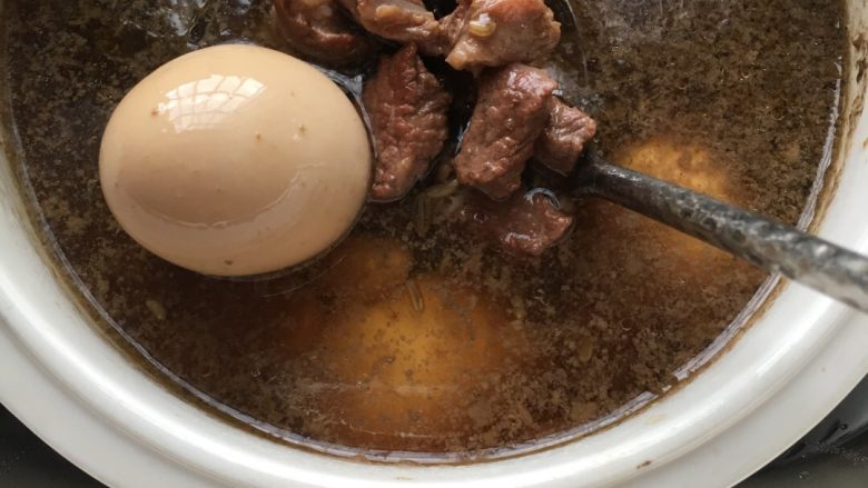 牛腩粉,也可以煮好蛋，剥壳，放入汤里
