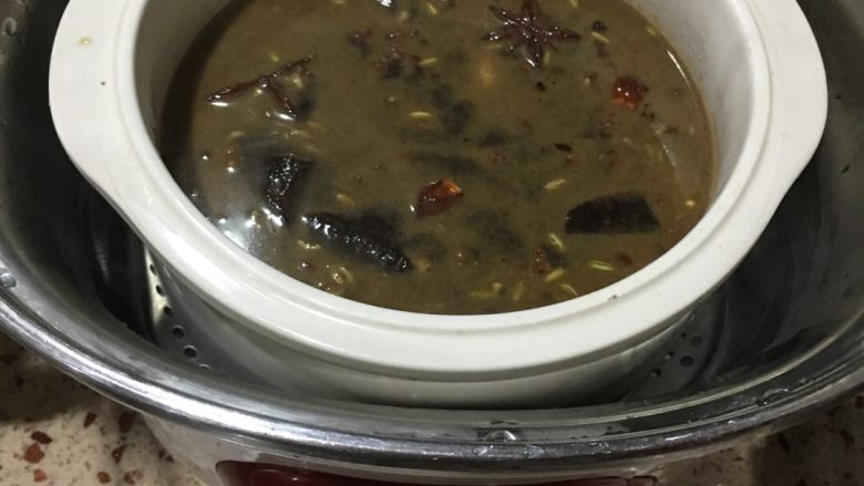 牛腩粉,把牛肉和调料一起放入锅里爆炒一下，加入水，水开后就关火倒入炖锅里炖