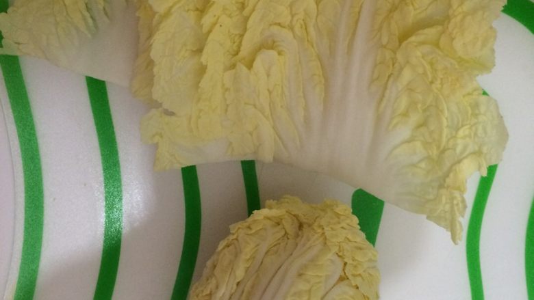 莲花白菜包,切下的白菜叶剥开,白菜心不用,叶子太小