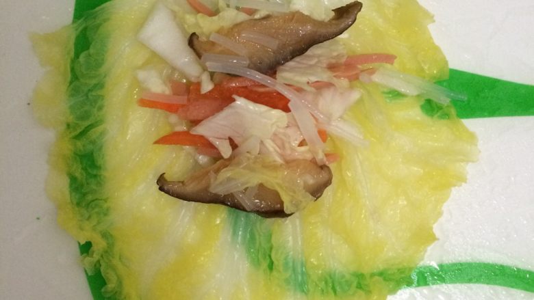 莲花白菜包,铺开一片菜叶,加上馅