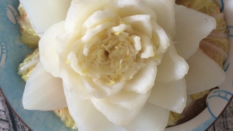 莲花白菜包,莲花放中间,表面上撒一层盐