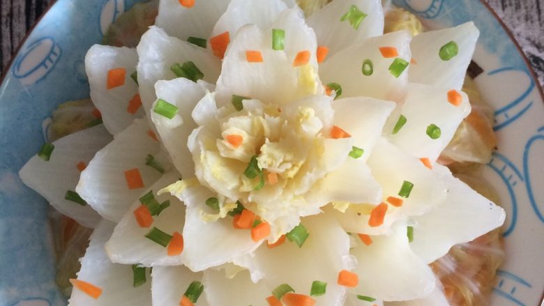 莲花白菜包,撒上葱花和胡萝卜粒,吃的时候淋上麻油