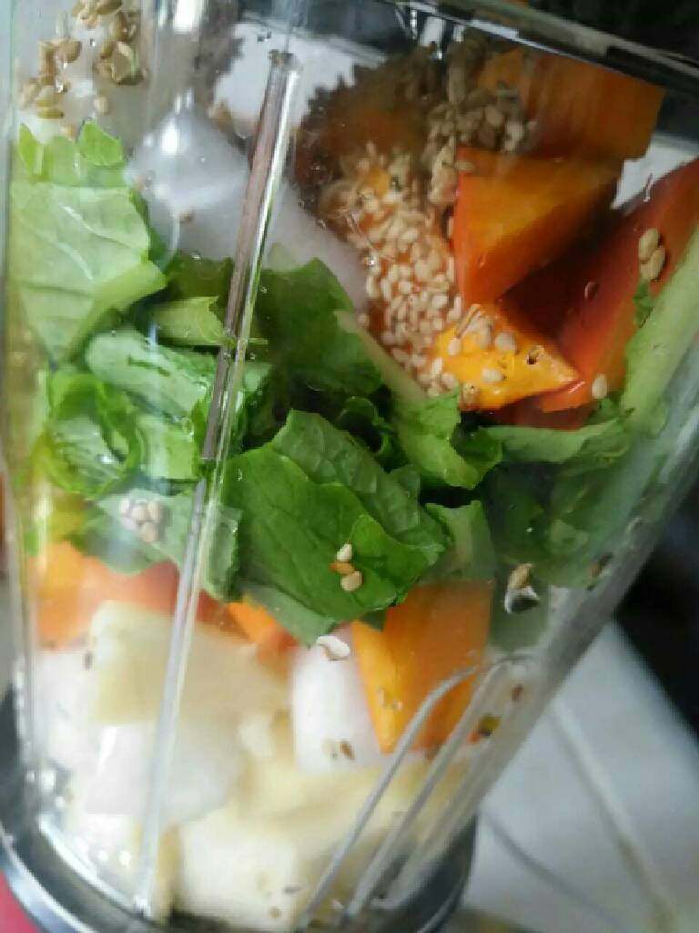 果蔬糊,按上面比例生榨,当饭吃,或者饭后来一杯,清肠效果特别好,选用经常吃的蔬菜就可以了!黄花菜不要生榨,别的少量都可以,轻体连续喝7天,当饭吃!味道自己调,柠檬放了口感不怎么好,但是对身体很好,介意的可以只放柠檬汁!