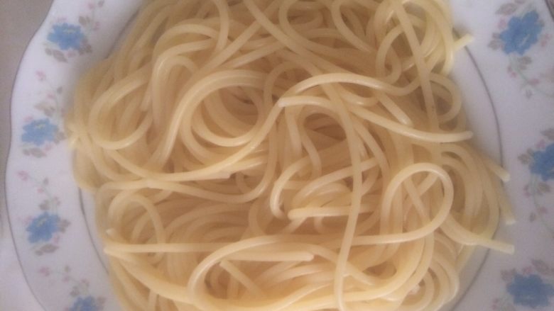 《杂酱意面》,煮7分钟,将面捞起来