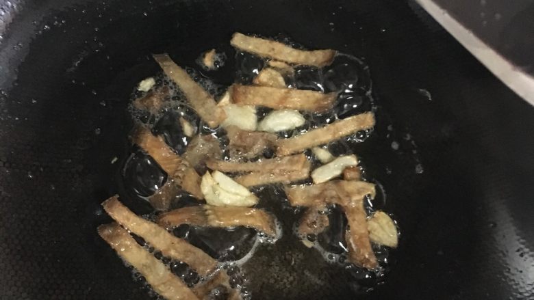 最好吃的芥蓝,小火,过5秒倒蒜头和鱼干,小火炒1分钟;