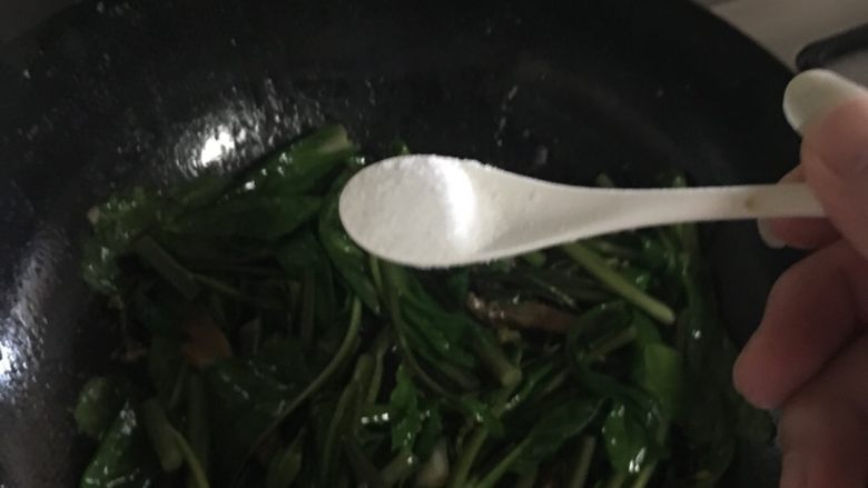 最好吃的芥蓝,加盐,翻炒几下,再倒勾芡,翻炒几下,盖锅焖15秒就可以出锅了;