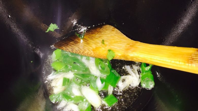 西红柿海鲜肉丸汤,加入切好的葱花爆出香味