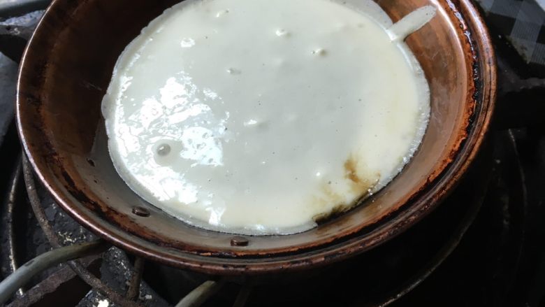 蛋烘糕,锅加热,把油用布打湿,绕锅一圈,加入一勺调好的面浆,要干的时候加入陷料,用夹子夹过来粘到就可以了,香气宜人,味道可口,