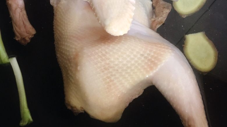 醉鸡,把焯水后的竹园鸡重新入锅,加冷水,葱白、生姜和一点点料酒煮开。不用加盐哦!