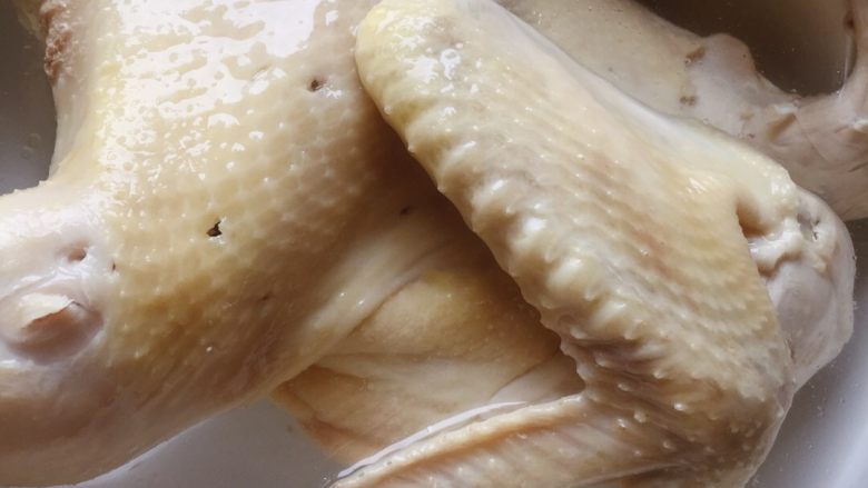 醉鸡,看见鸡肉上的小洞了吗?是我用筷子插过的,用来查看鸡肉是否熟了。如果能够轻易把筷子插入,又不见有血水出来就差不多好了。不要煮太久了。煮熟的鸡捞出后浸泡在冷水中冷却、沥干。