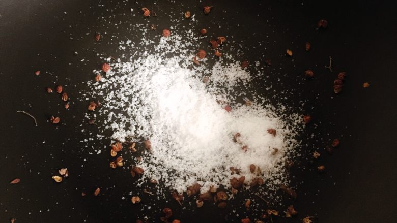 醉鸡,这边锅里放盐和花椒,用小火来炒。多少量我是估摸着放的。宗旨是不能太咸也不能太淡,哈哈,我感觉这是废话。不过做菜嘛,真不需要很精确,不是做西点,什么材料都要秤量。做菜多了,放多少调味料都会有点数了的。
