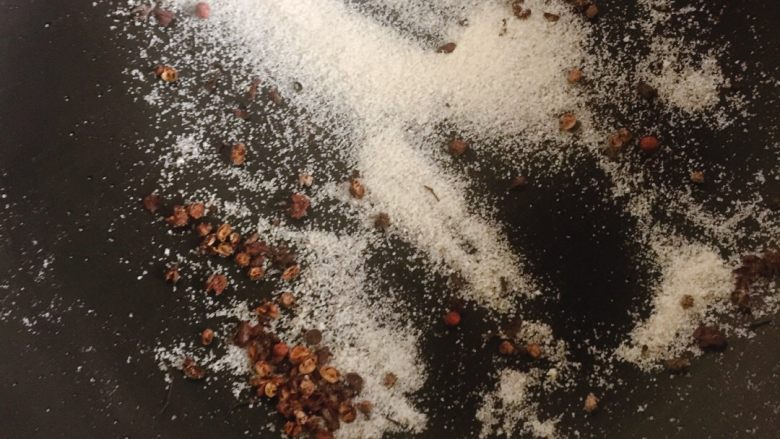醉鸡,一直炒到闻到花椒的香味,盐微微泛黄就可以了。