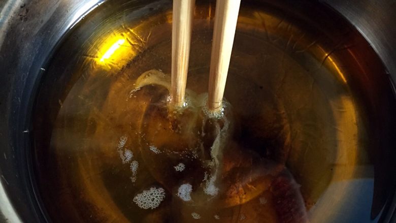 和虾来约会1------避风塘虾,取小锅炸虾。一省油,二容易让食材进到油里。5成热:干爽筷子下去,不断有小气泡冒充,表示油温合适!