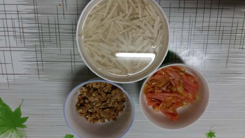 自制豆腐,豆腐切成细条,番茄切丝,肉渣切末
