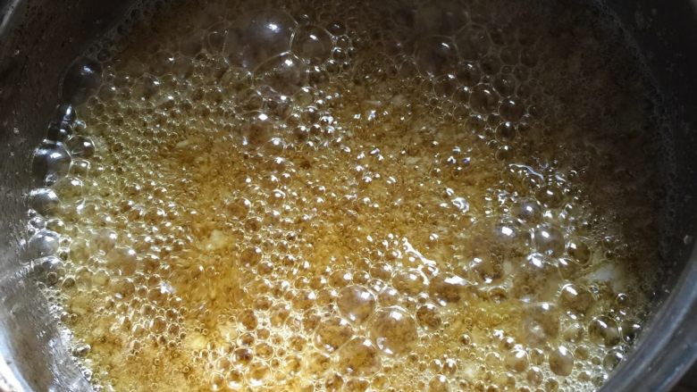 和虾来约会1------避风塘虾,放入蒜蓉炸一会,再继续放入面包糠。炸至捞起来后敲上去有脆脆的感觉就好了。出锅吸油!