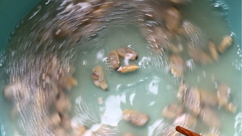 黄瓜拌蛤蜊,把蛤蜊肉剥出来,放回原汤中,顺时针搅拌,捞出蛤蜊肉,放在另一个容器B内。让原汤沉淀一下,把原汤倒入B容器中!底部有泥沙的原汤不要!再在B容器中如法炮制,直至泥沙洗净!
