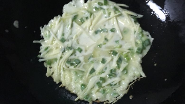 土豆葱花咸食#挑战鸡蛋的100种做法#,锅烧热放少许油，倒入一勺面糊