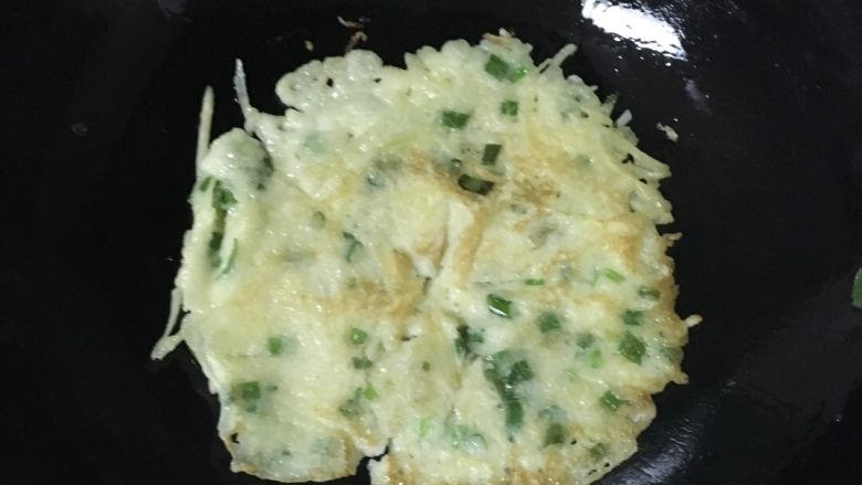 土豆葱花咸食#挑战鸡蛋的100种做法#,火别太大了，待四周干了就可以反面了