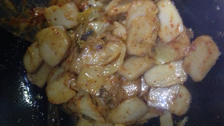 辣白菜炒年糕(简单版),混合均匀,且把年糕炒开。