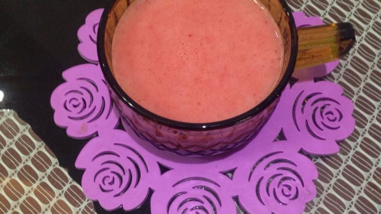 西瓜牛奶,原汁机把<a style='color:red;display:inline-block;' href='/shicai/ 605'>西瓜</a>榨汁。提示：没有原汁机，用细漏勺过滤一次，把杂质去掉。