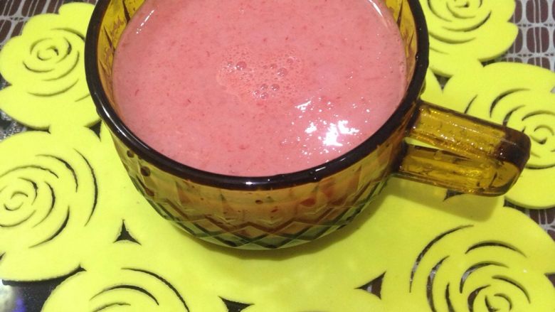 西瓜牛奶,按西瓜汁2比1<a style='color:red;display:inline-block;' href='/shicai/ 219'>牛奶</a>，混合西瓜汁与<a style='color:red;display:inline-block;' href='/shicai/ 219'>牛奶</a>。