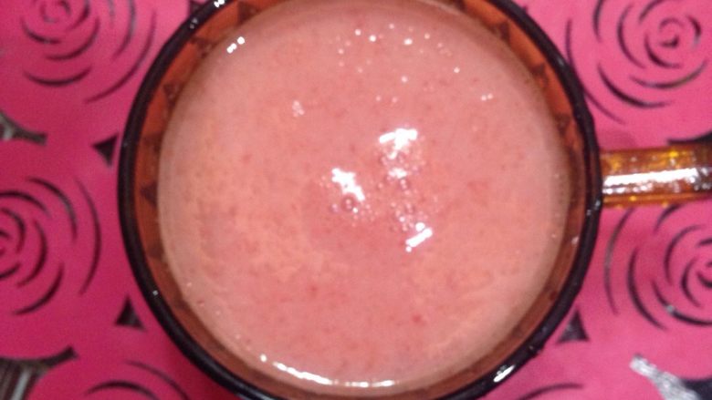 西瓜牛奶,在容器里搅拌均匀，到杯子完成。提示：热天可以叫冰块，最好加杯子里，还有最佳饮用时间是混合后半小时，在半小时饮用完，味道不改变哟！