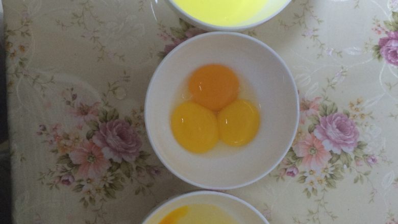 微波棉花牛奶蛋糕,3个蛋清，3个蛋黄，1个全蛋，盛蛋清的碗里不能有水，有油。